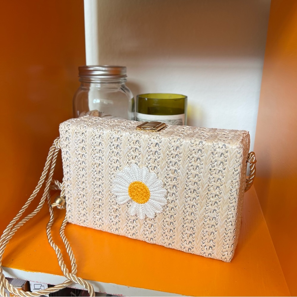 Daisy straw crossbody purse
